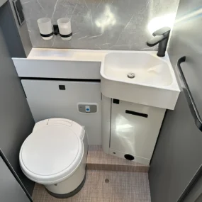 Hymer B-MC T 680 Bathroom