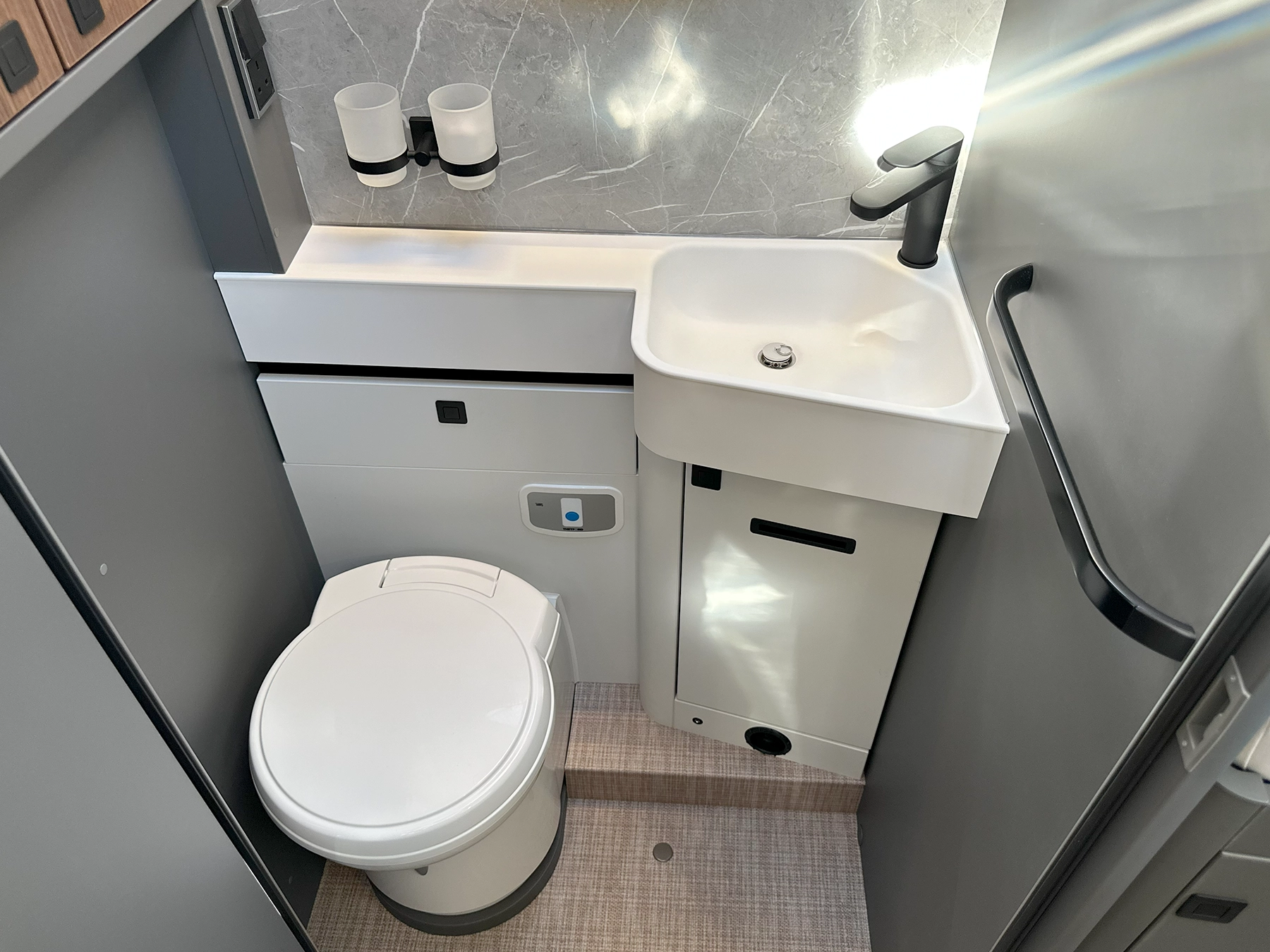Hymer B-MC T 680 Bathroom