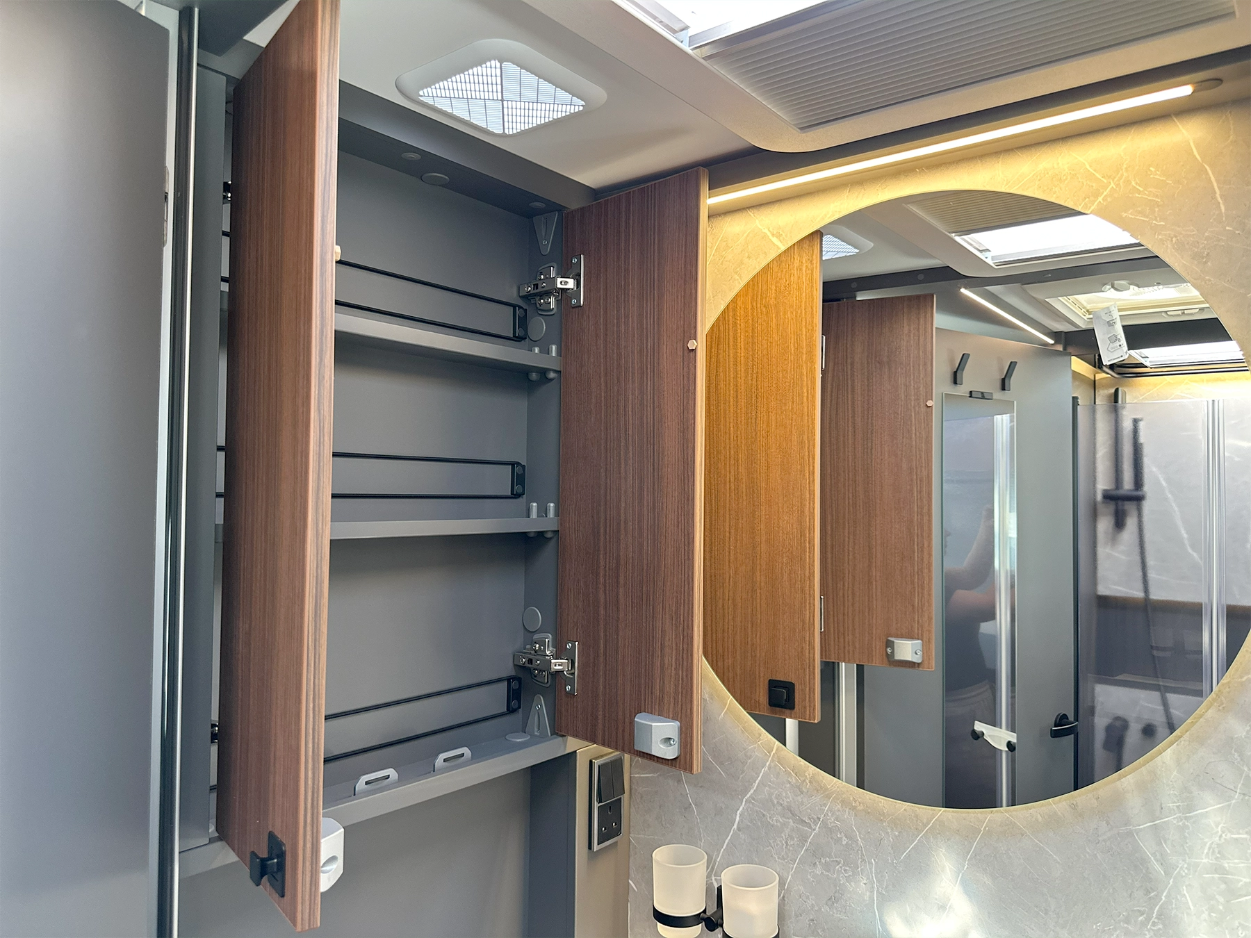 Hymer B-MC T 680 Bathroom Mirror & Cupboard