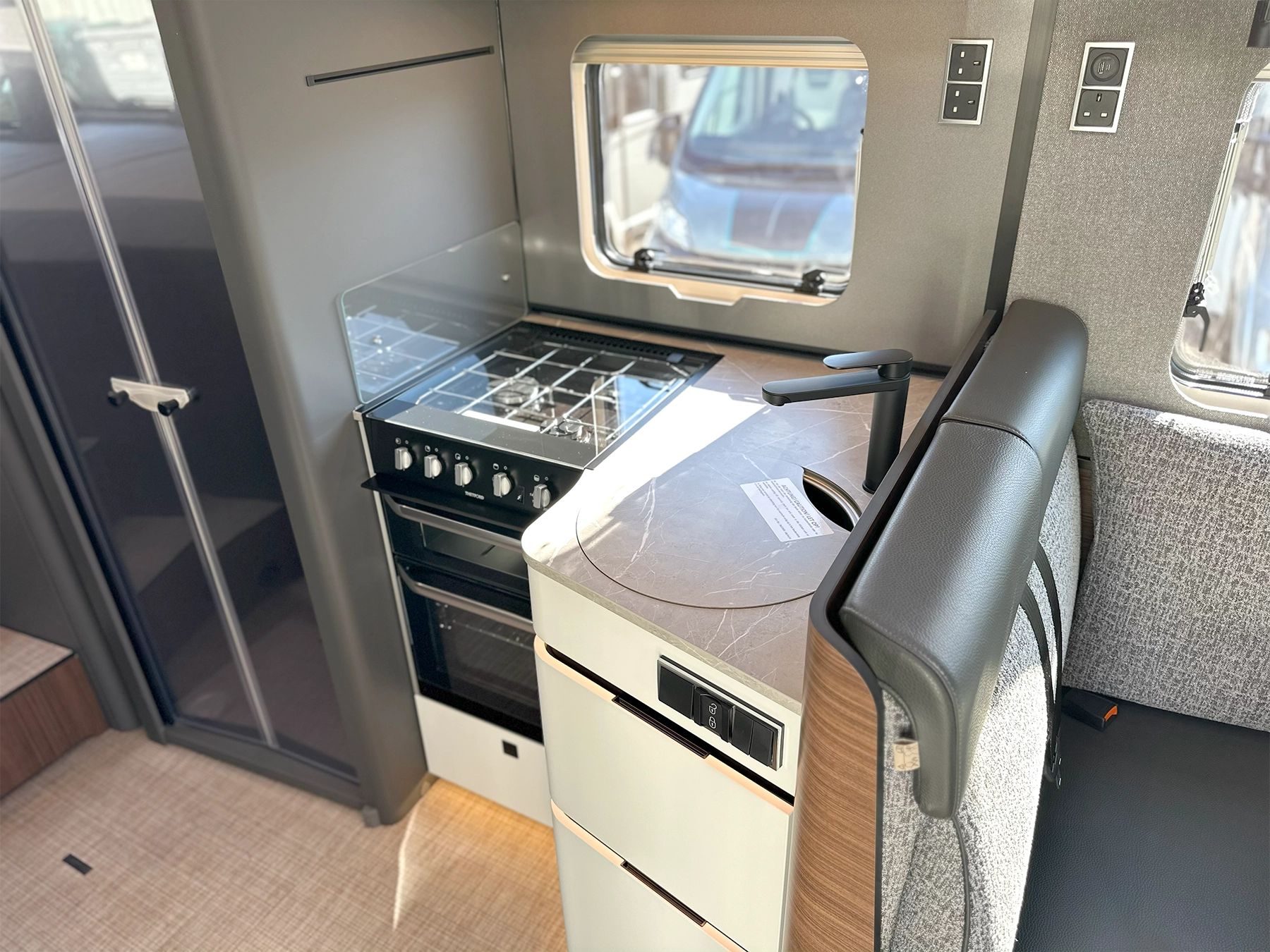 Hymer B-MC T 680 Kitchen Area