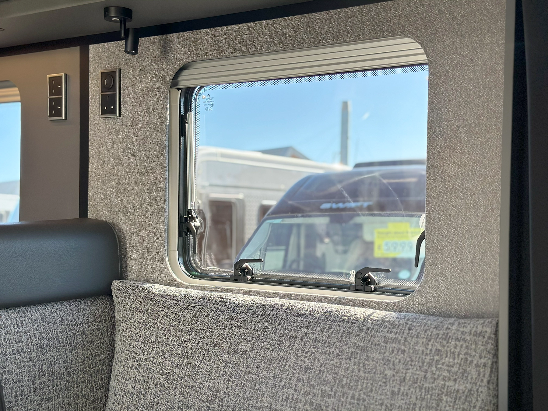 Hymer B-MC T 680 Lounge Window