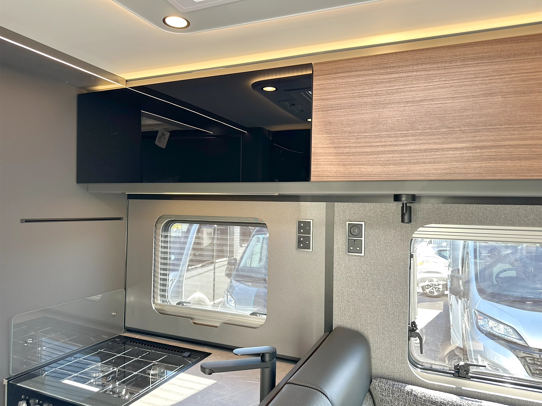 Hymer B-MC T 680 Overhead Storage