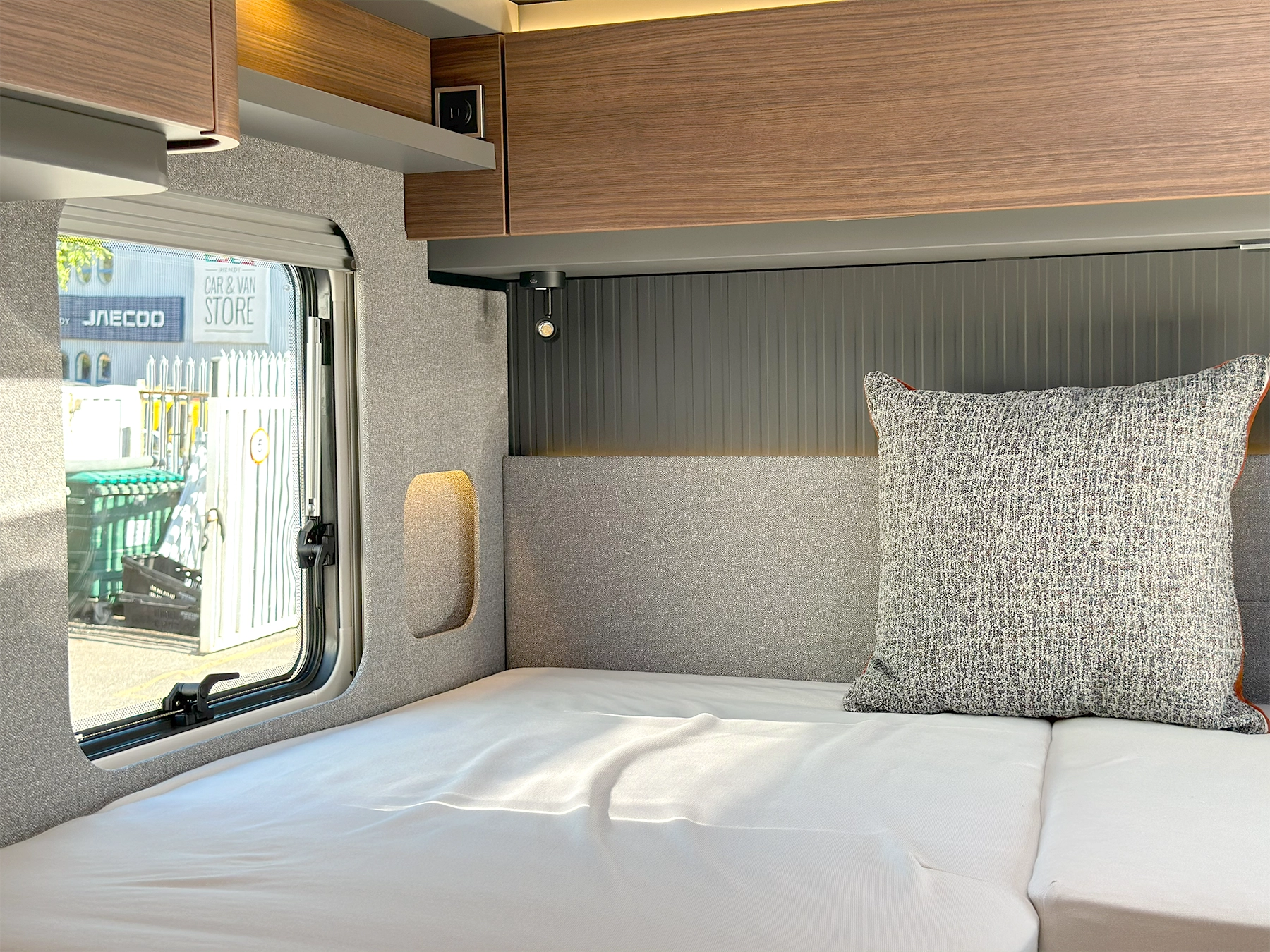 Hymer B-MC T 680 Rear Beds Window