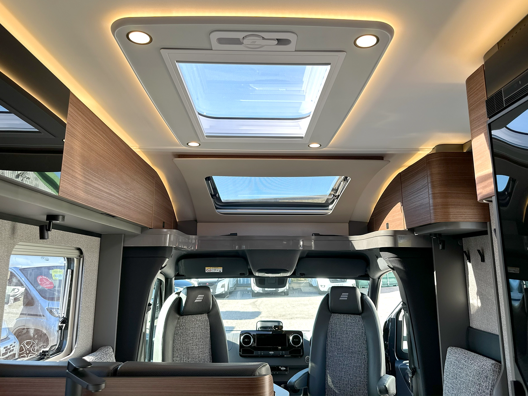 Hymer B-MC T 680 Skylights