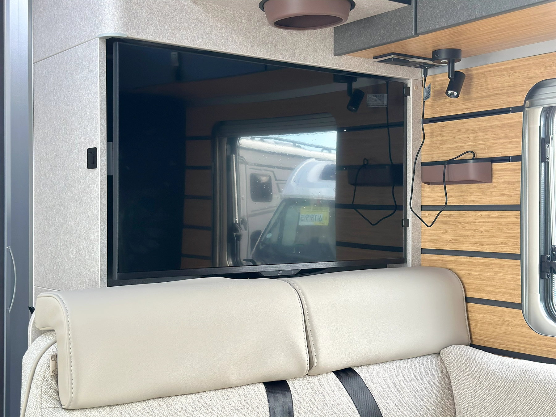 Hymer ML-T 570 TV in Lounge