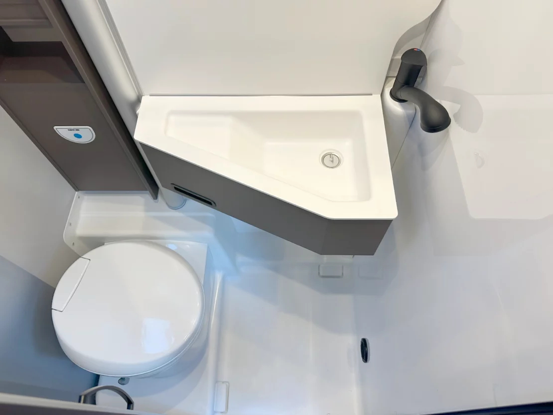 Burstner B66 644 Bathroom