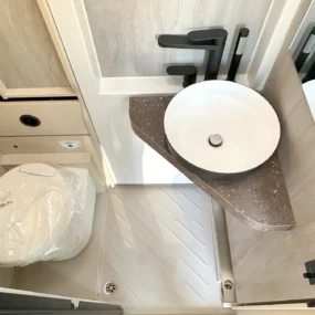 Burstner Signature 7.5 Bathroom