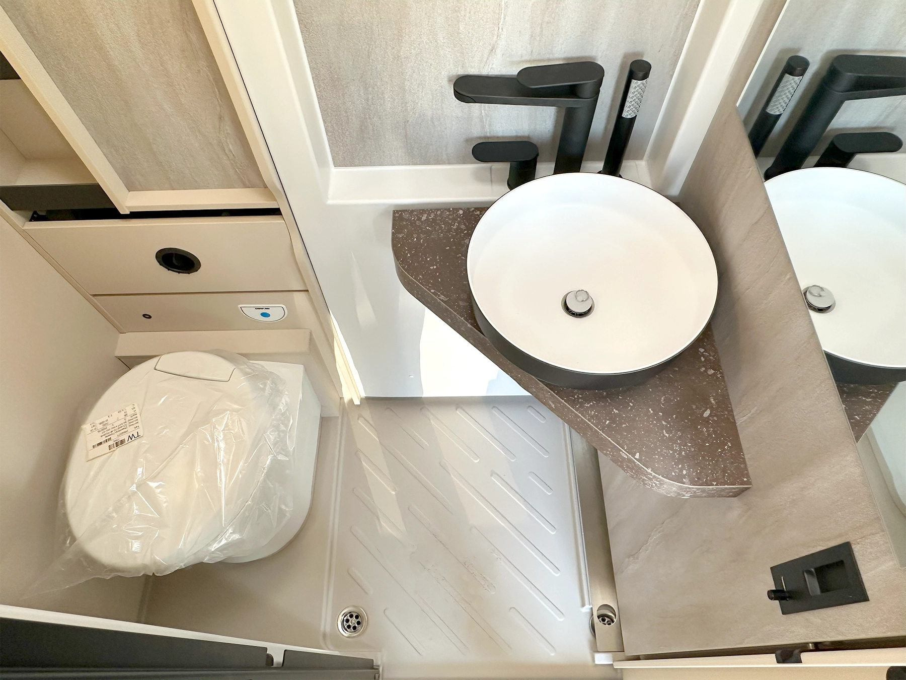 Burstner Signature 7.5 Bathroom