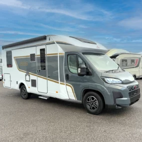 Burstner B66 744 TD Motorhome 9712 - Exterior Front Right