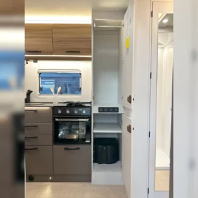 11284 Burstner B66 644 TD Kitchen Storage