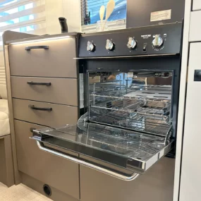 11284 Burstner B66 644 TD Thetford Oven