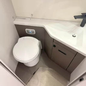 Burstner B66 744 TD Bathroom
