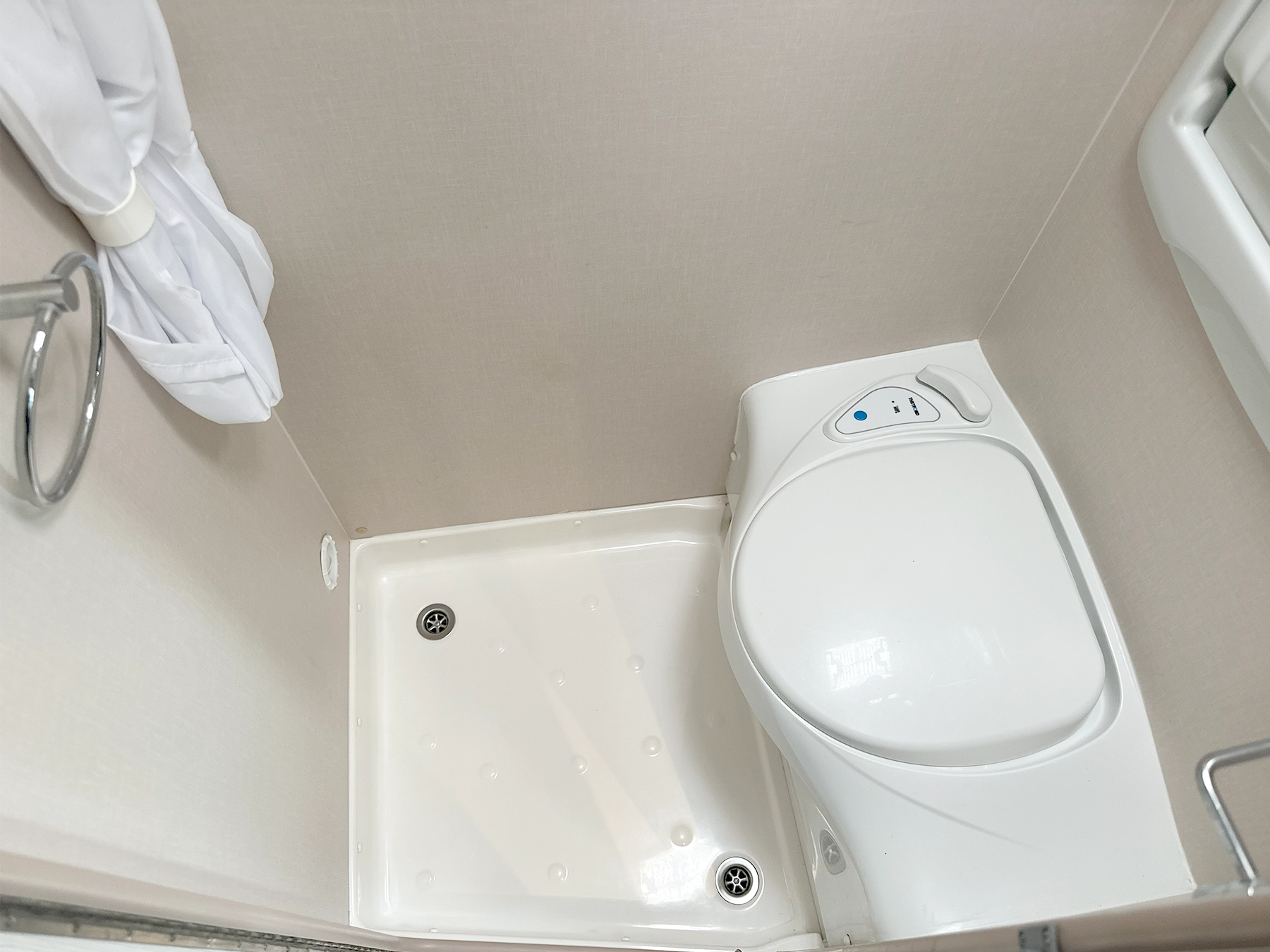 Auto-Sleeper Warwick Rear Bed bathroom