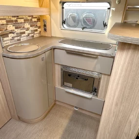 Burstner Ixeo T 680 G Kitchen