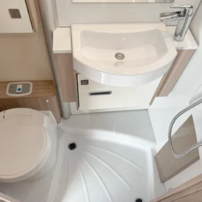Burstner Ixeo I 690 G Bathroom