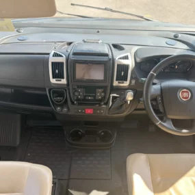 Burstner Ixeo I 690 G Drivers Cab