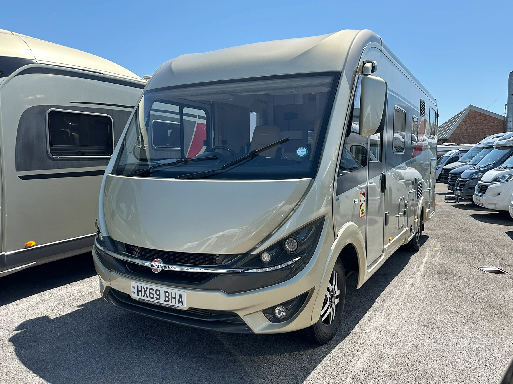 Burstner Ixeo I 690 G Exterior Right Front Side