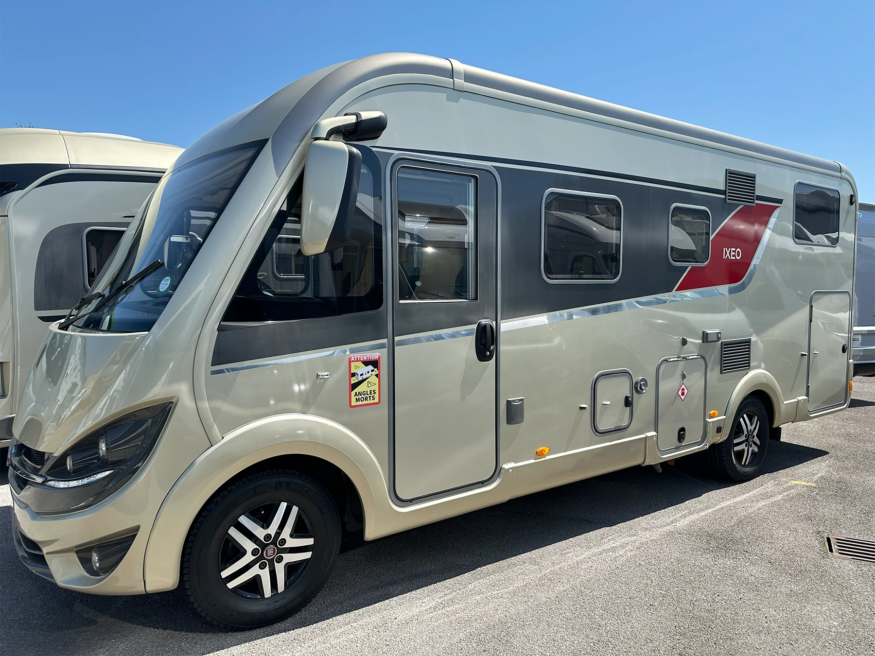 Burstner Ixeo I 690 G Exterior Right Side