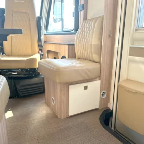 Burstner Ixeo I 690 G Lounge Side Seat