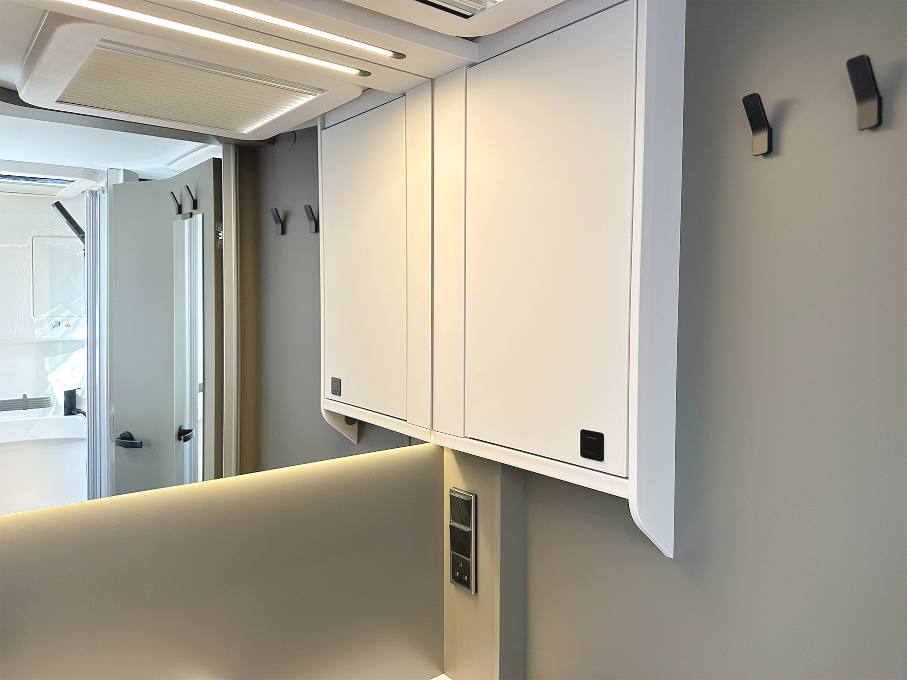 Hymer GT-S 685 Bathroom Mirror & Cabinet