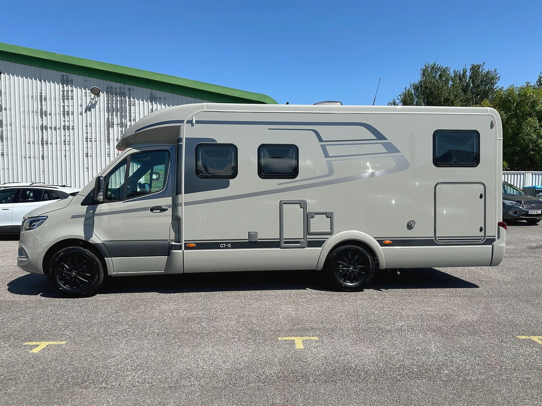 Hymer GT-S 685 Exterior Left Side