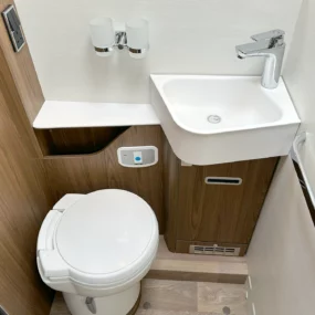 Hymer B-ML I 780 Bathroom