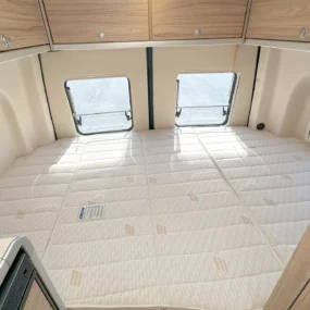 7927 Hymer Grand Canyon S 600 Transverse Rear Bed