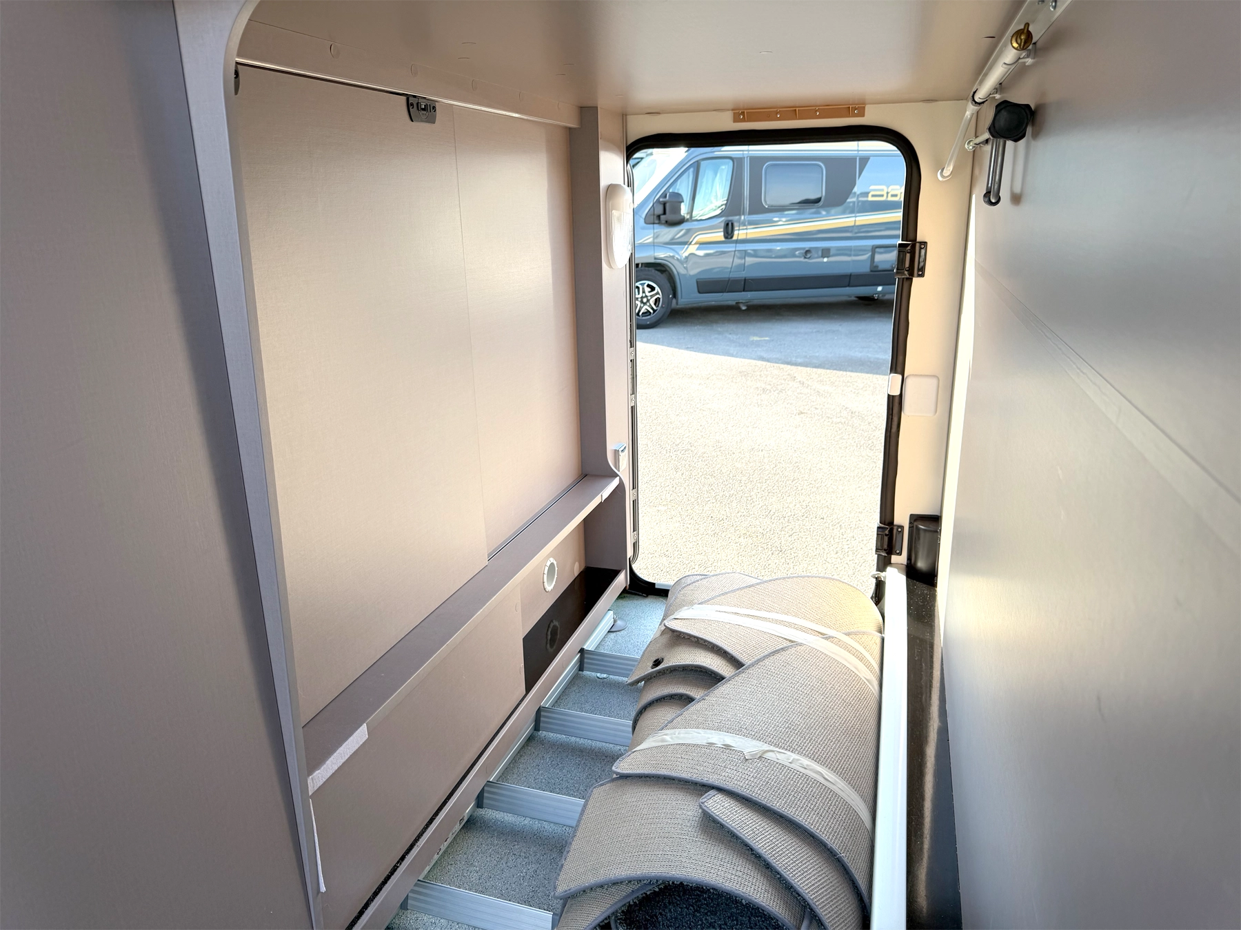 14202 Burstner Lyseo TD 680 G Motorhome - Exterior Garage