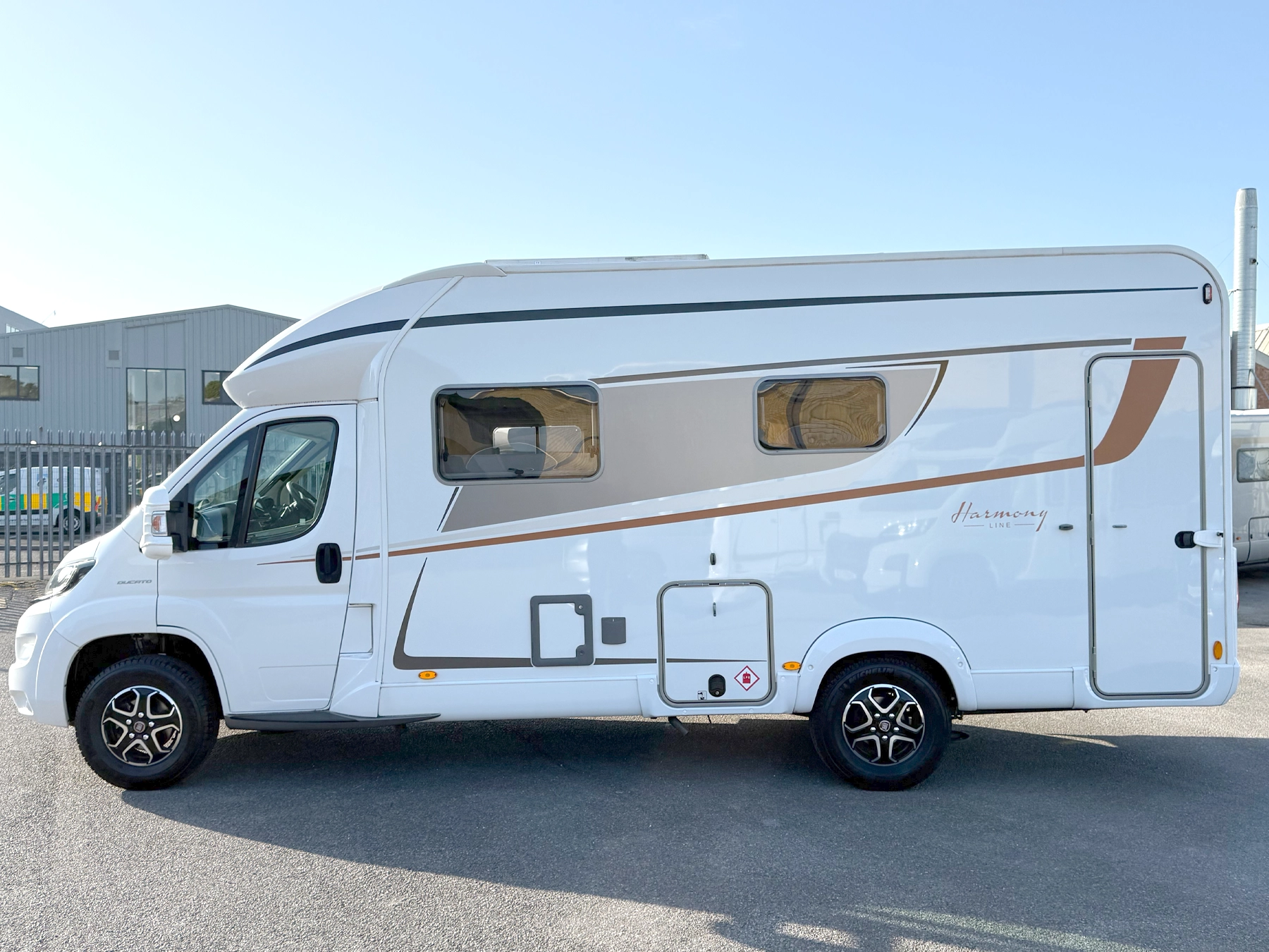 14202 Burstner Lyseo TD 680 G Motorhome - Exterior Left