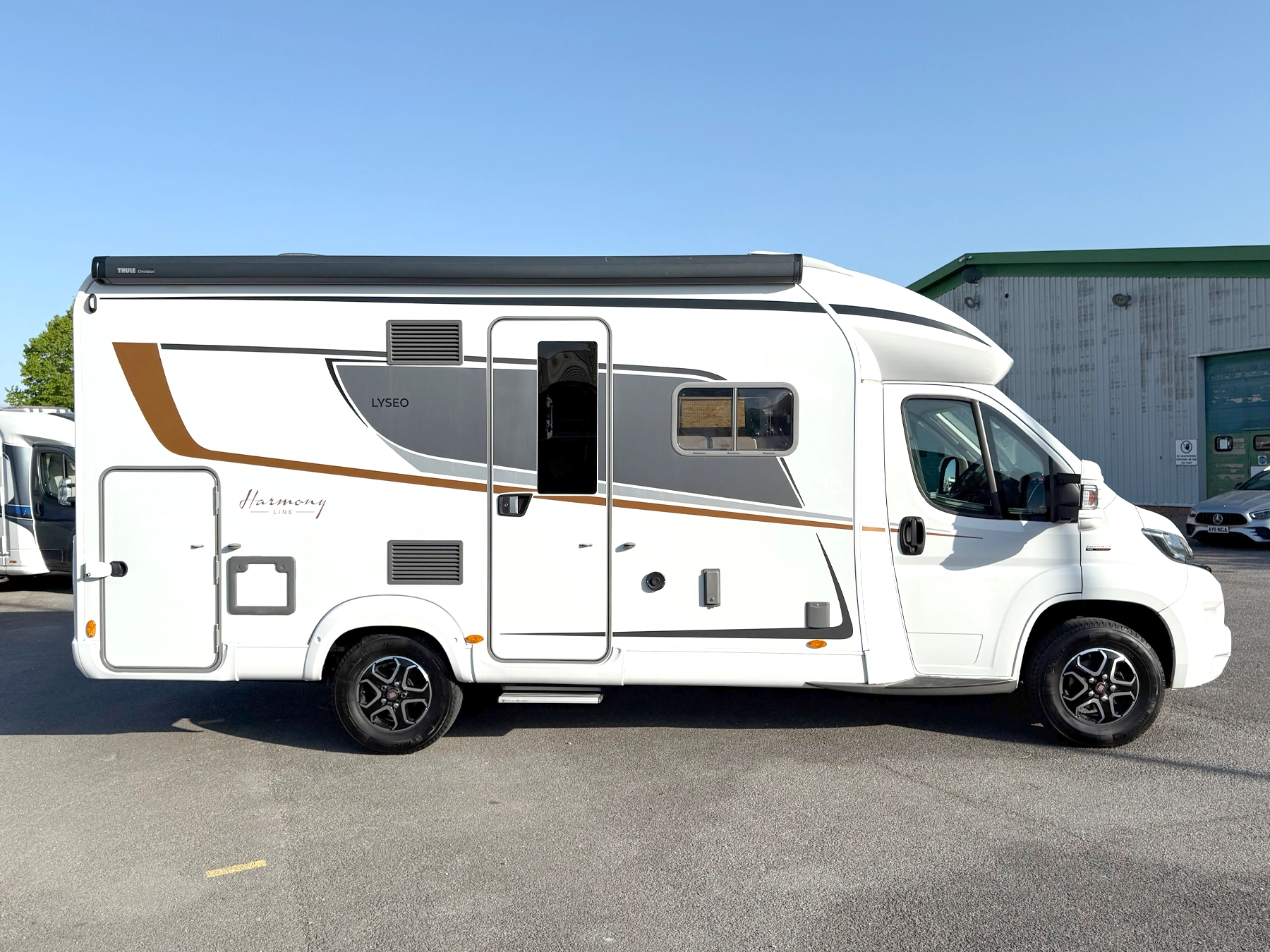 14202 Burstner Lyseo TD 680 G Motorhome - Exterior Right