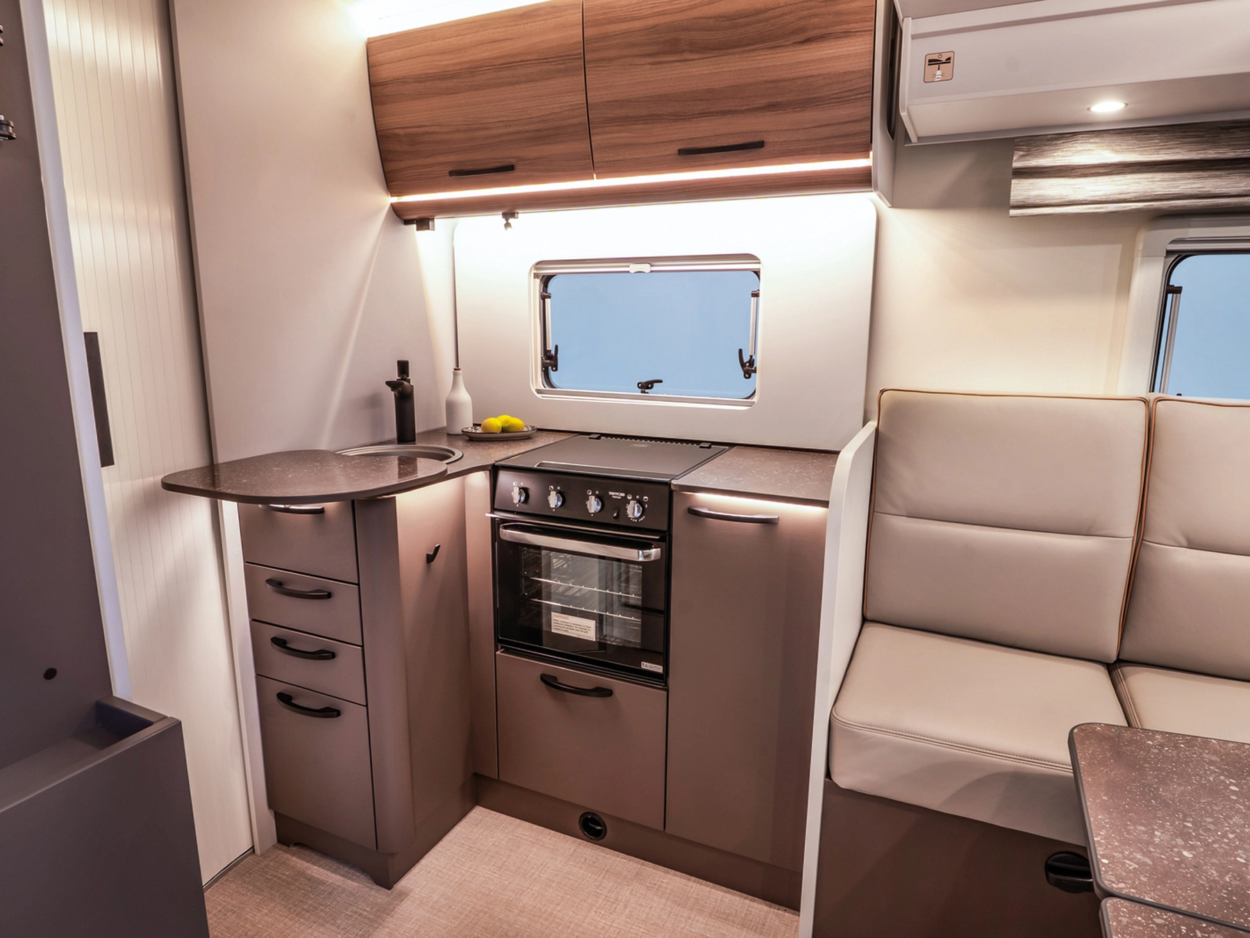Burstner B66 684 TD Motorhome - Kitchen