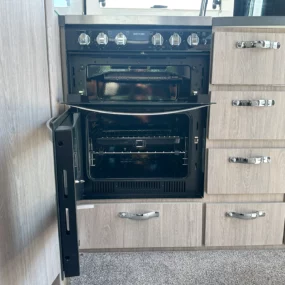 Auto-Sleeper Bourton Thetford Oven