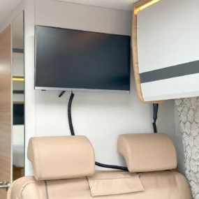 Dethleff Globebus i6 TV in Lounge Area