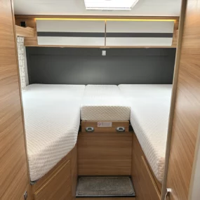 Dethleff Globebus i6 Twin Single Rear Beds